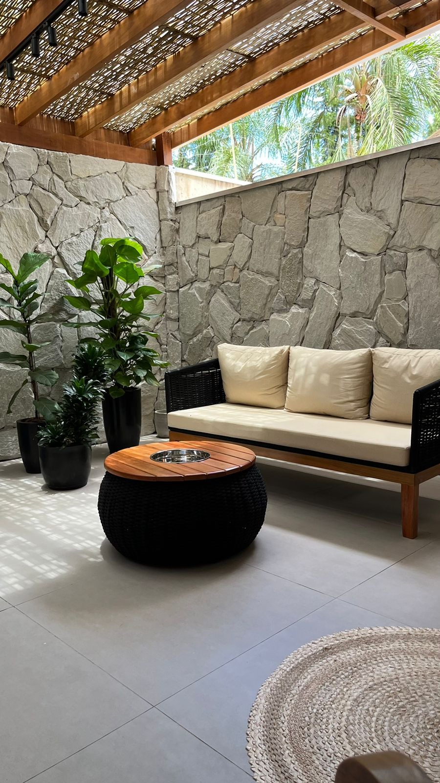 Aplicação de pedra natural em fachada residencial